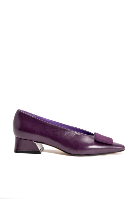 Pumps mit Wildlederpatch in Aubergine