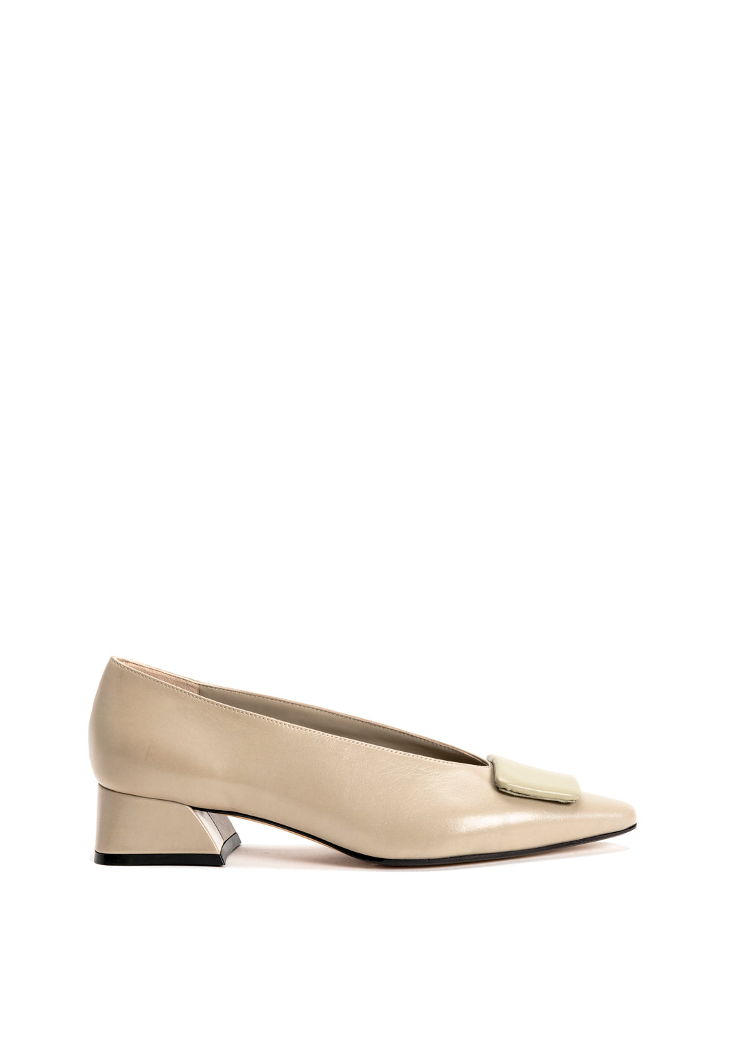 Pumps mit Wildlederpatch in Greige