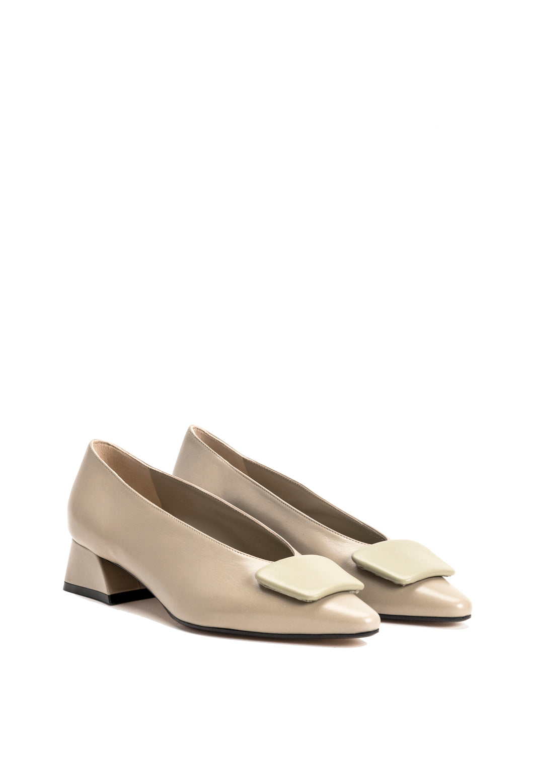 Pumps mit Wildlederpatch in Greige
