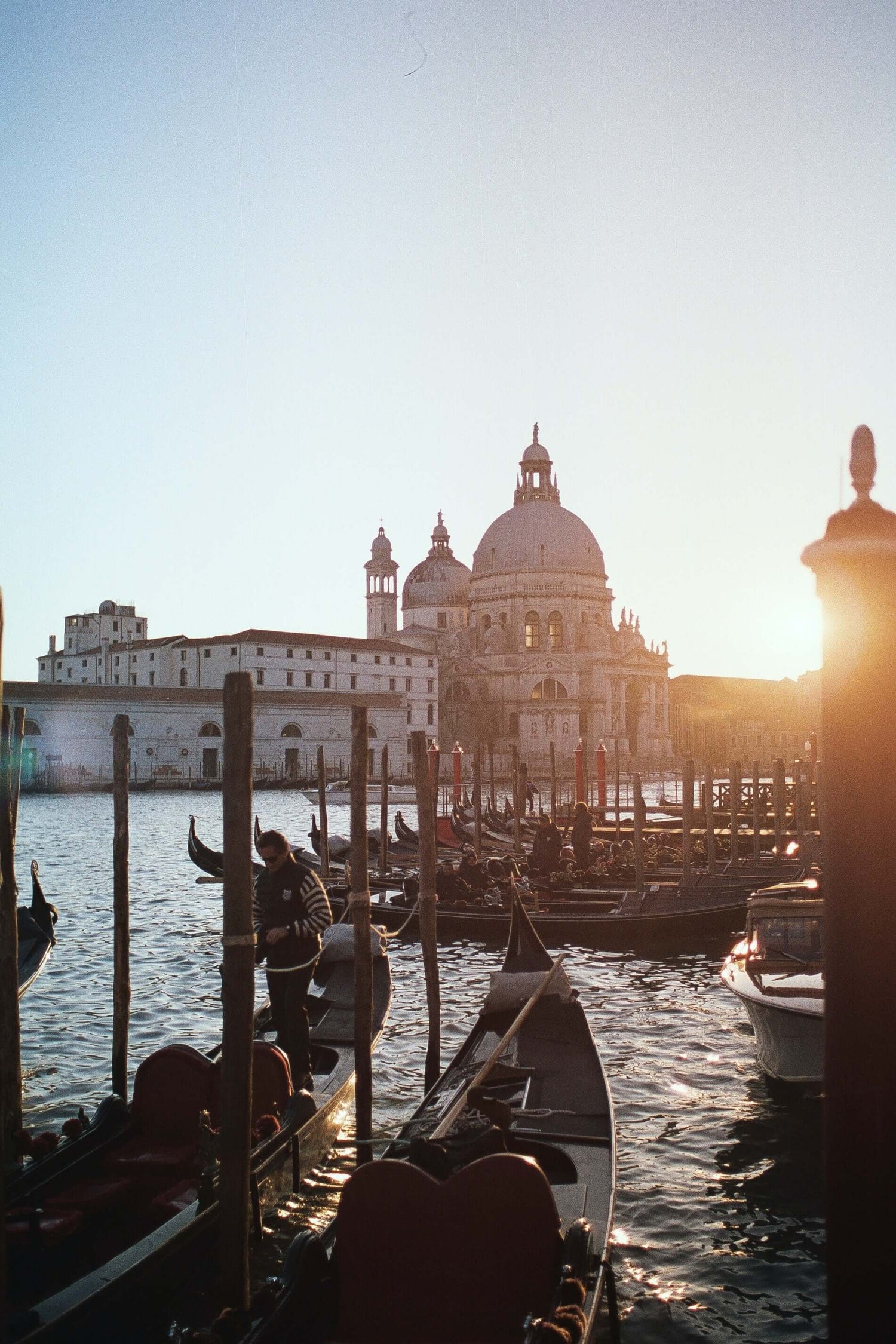 Gondeln in Venedig. Hier werden die handgemachten italienischen Schuhe hergestellt.