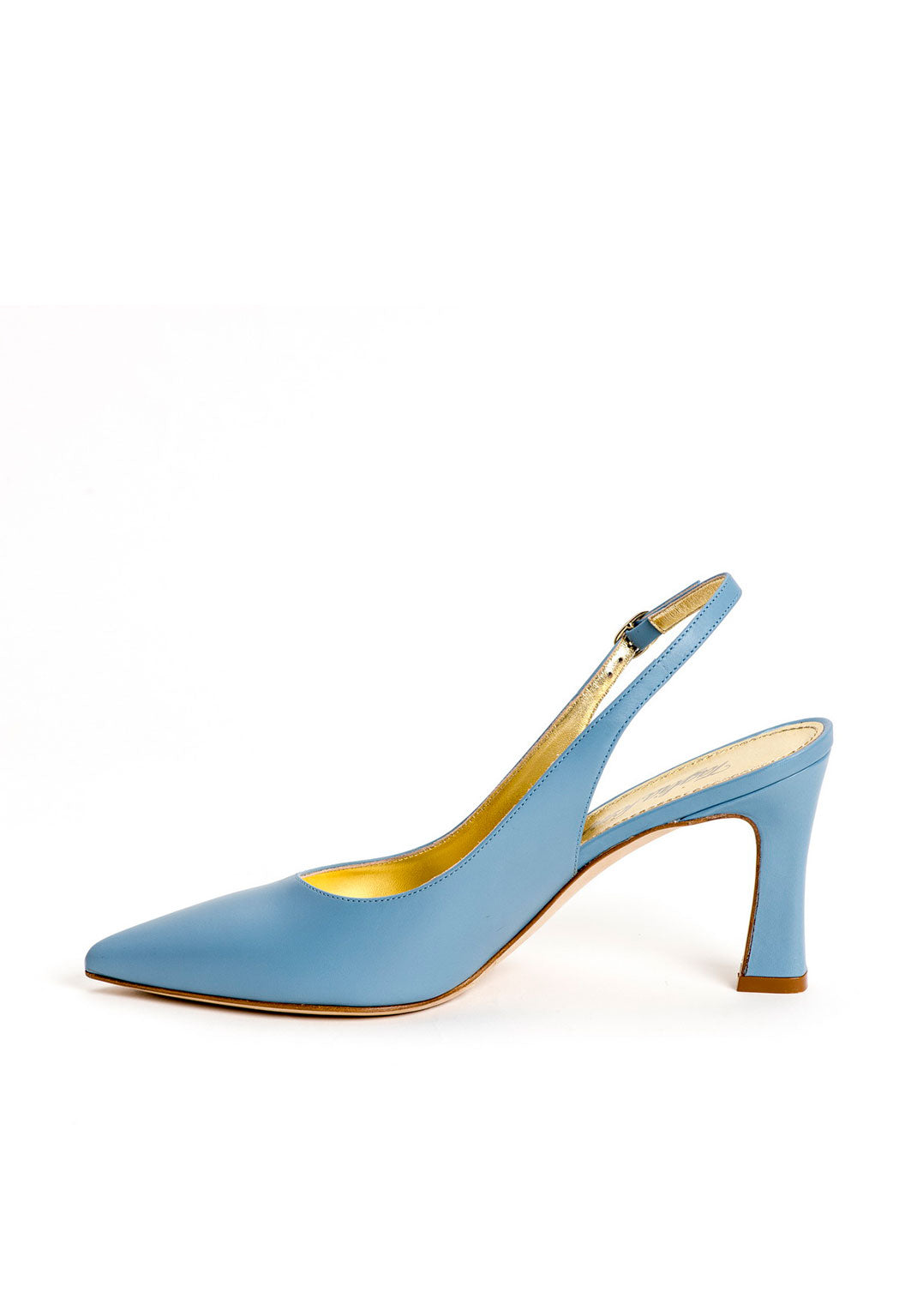 Luxus Schuhe für Damen aus blauem Kalbsleder mit verstellbarem Riemchen an der Ferse. Elegante Damenschuhe von links fotografiert. Offene Pumps in blau.