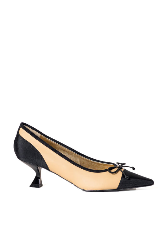 Pumps in Beige mit Kontrastkappe schwarz