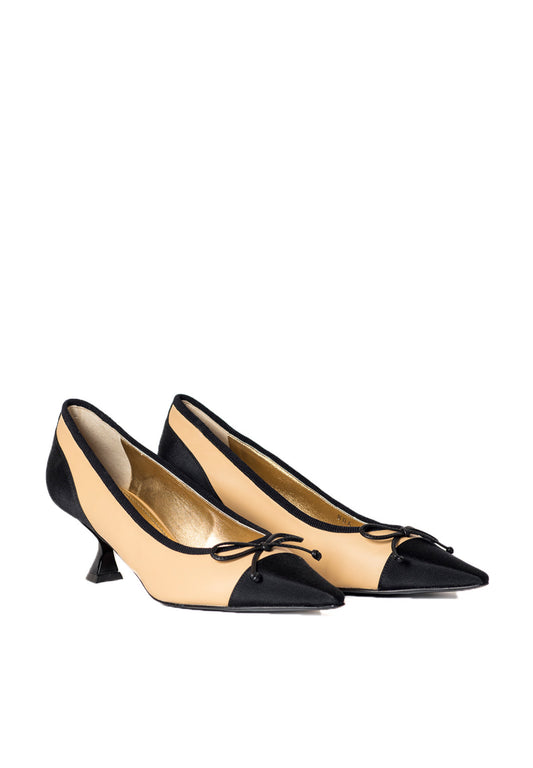 Pumps in Beige mit Kontrastkappe schwarz