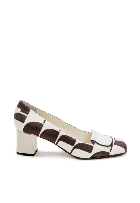 Pumps mit Patch in bedrucktem Satin in Braun