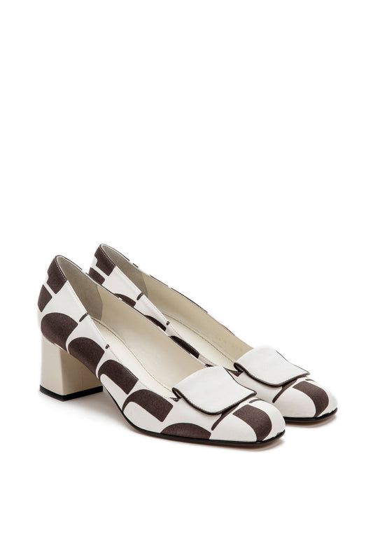 Pumps mit Patch in bedrucktem Satin in Braun