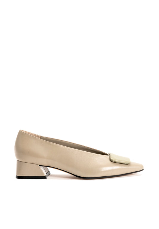 Pumps mit Wildlederpatch in Greige