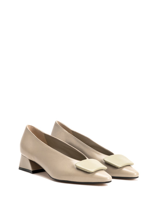 Pumps mit Wildlederpatch in Greige