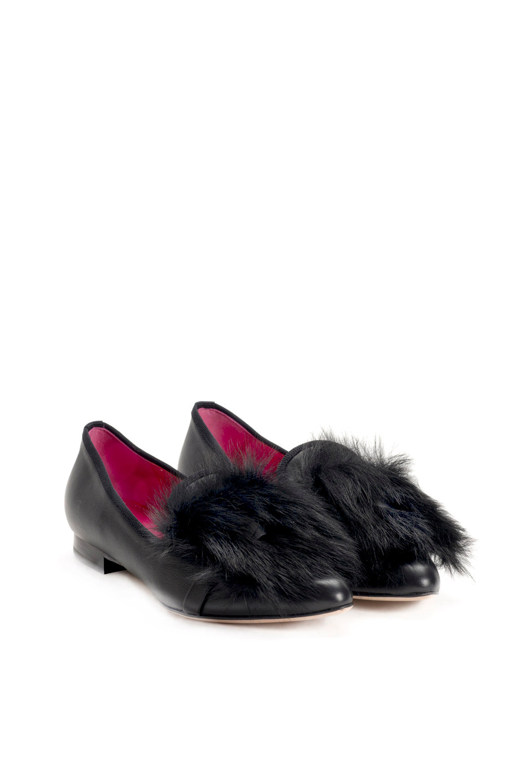 Ballerina mit Fellbrosche in Schwarz