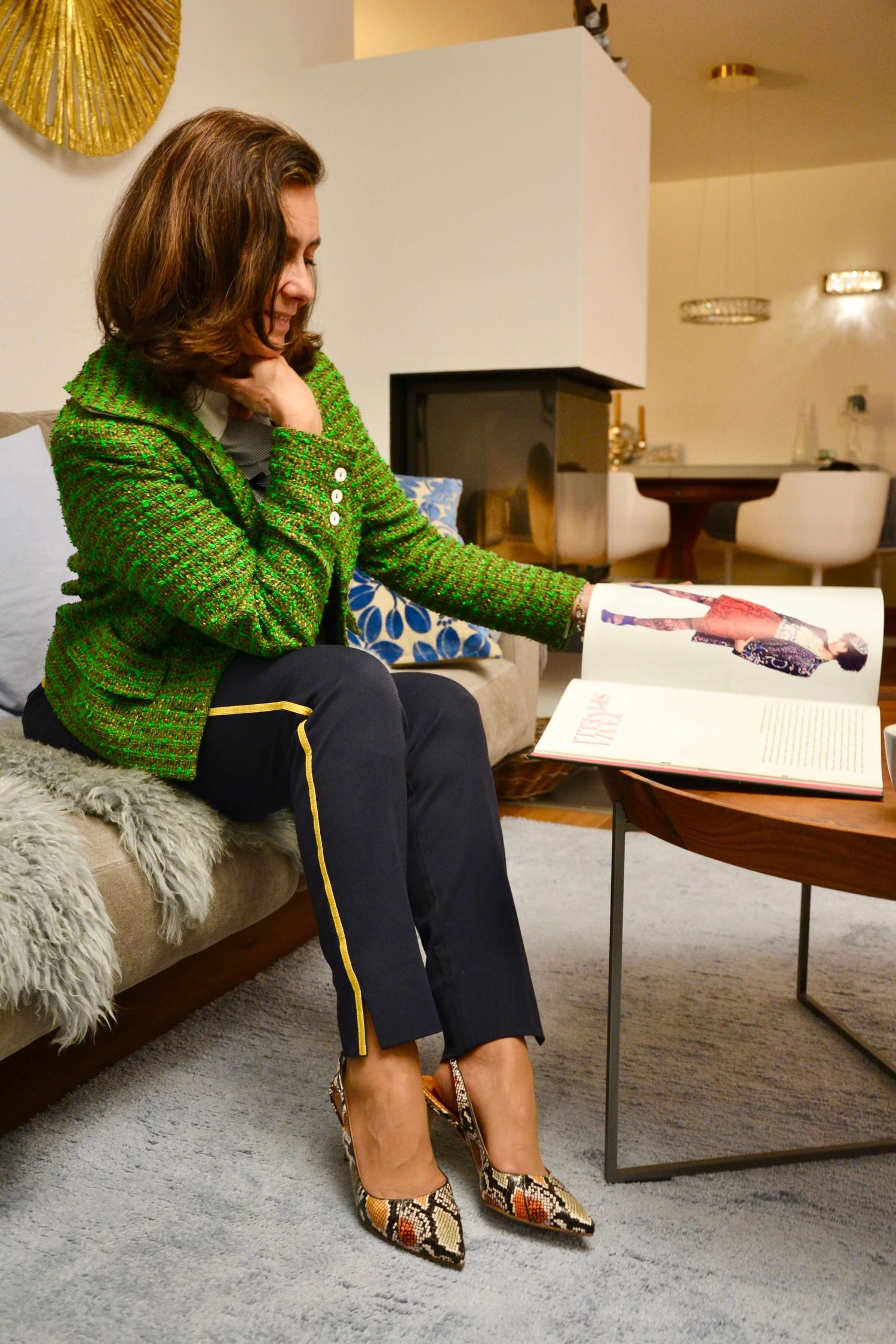 Suzanne Schwarz, Inhaberin von Tagliascarpe, blättert in einem Buch mit Designerschuhen