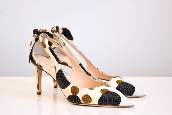 Extravagante Luxus Schuhe aus Schlangenleder in weiß mit schwarzen und braunen Punkten