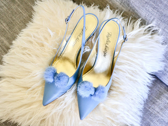 Slingback Pumps in Blau mit Fellbommeln