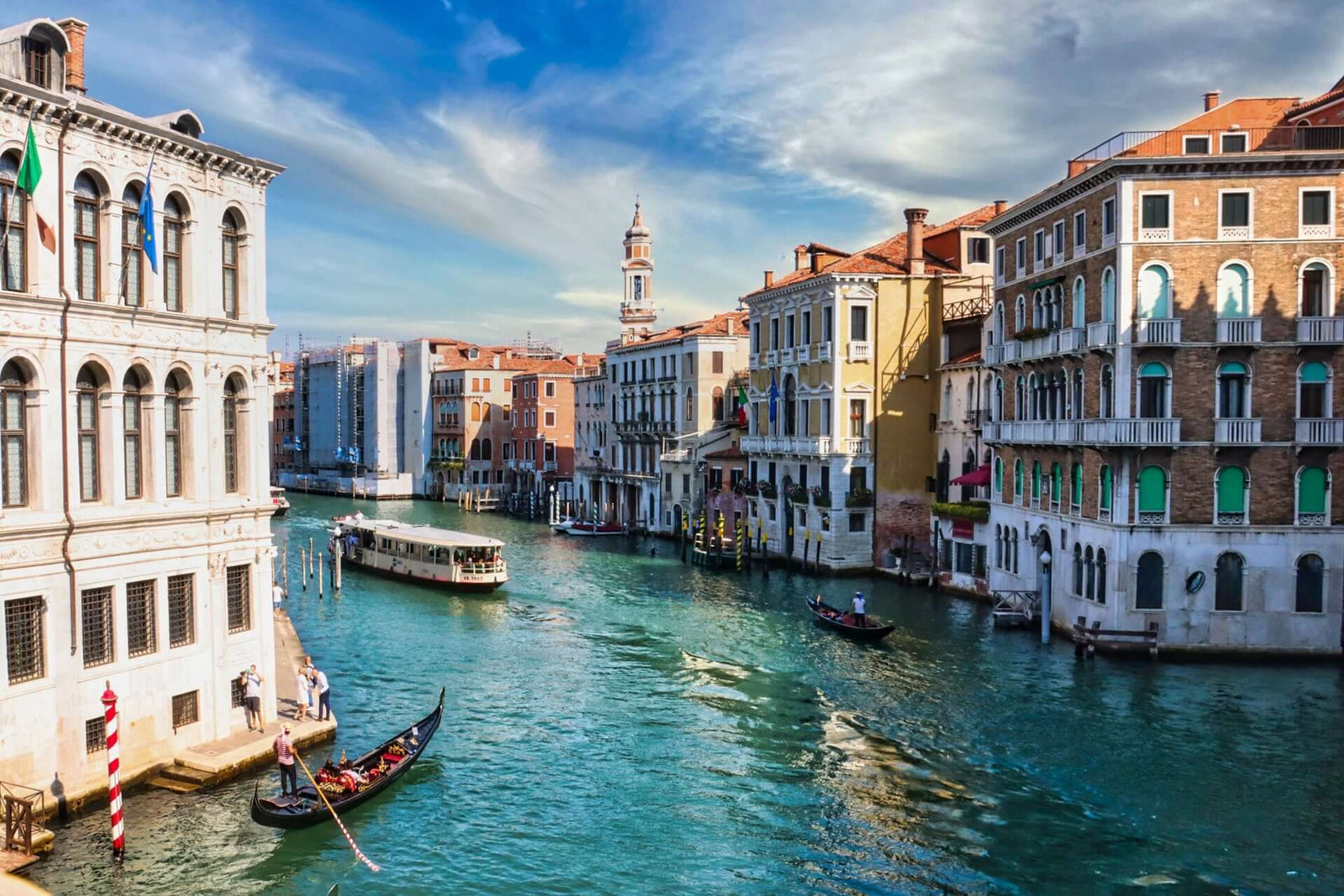 Blick auf den Canale Grande in Venedig, wo die Luxusschuhe von Tagliascarpe hergestellt werden