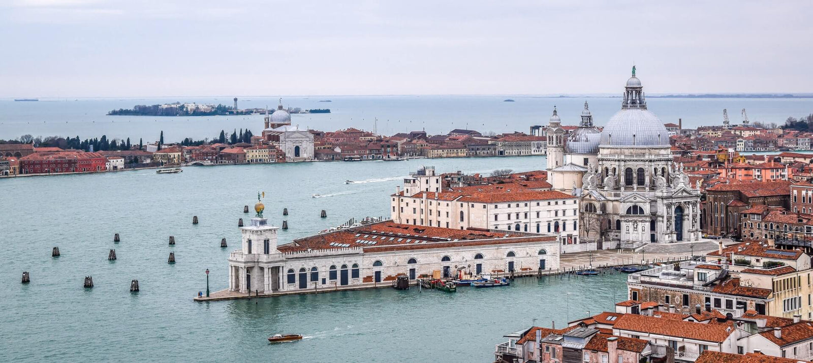 Blick auf Venedig und den Hafen