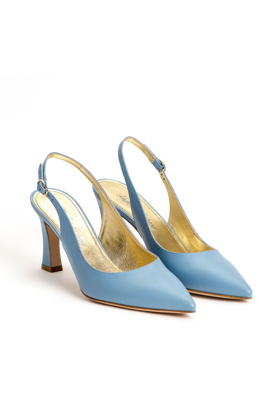 Luxus Schuhe für Damen aus blauem Kalbsleder mit verstellbarem Riemchen an der Ferse. Elegante Damenschuhe von vorne fotografiert. Offene Pumps in blau.